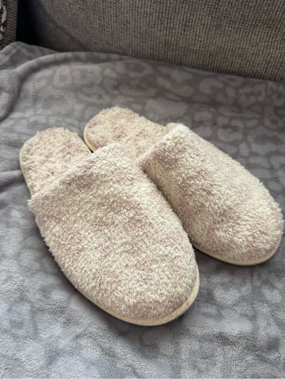 Barefoot Dreams Women's Plush Slip-On Slippers in Light Pink Cream
